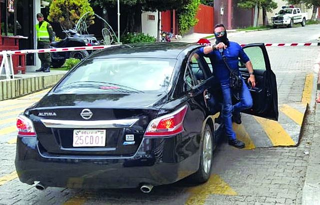 Por encapuchados, Bolivia acusa a España de “atropellar” su soberanía