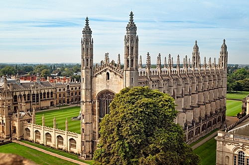 Empieza la carrera de teología en la universidad de Cambridge.