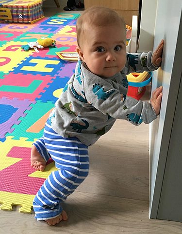 Baby learnin to get around (Milestone)