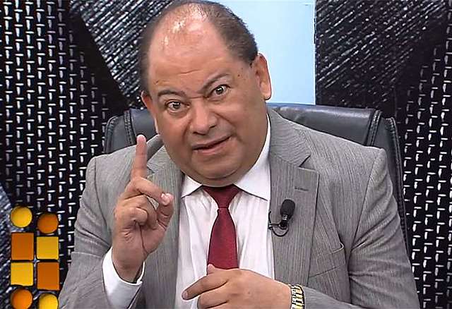 Activistas hacen vigilia en el ingreso a la casa en la que se encuentra el exministro Romero