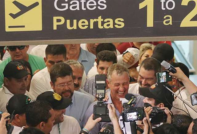 Branko vuelve rodeado de políticos y habla de unidad