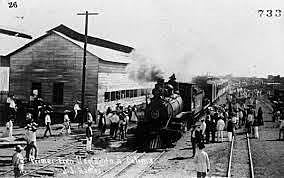 La línea&nbsp;Liverpool-Mánchester&nbsp;inaugura el primer servicio de pasajeros.