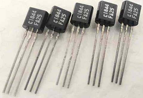 El uso del transistor permite fabricar equipos más pequeños y más rápidos