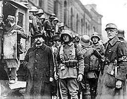 Hitler börjar prata i en ölkällare