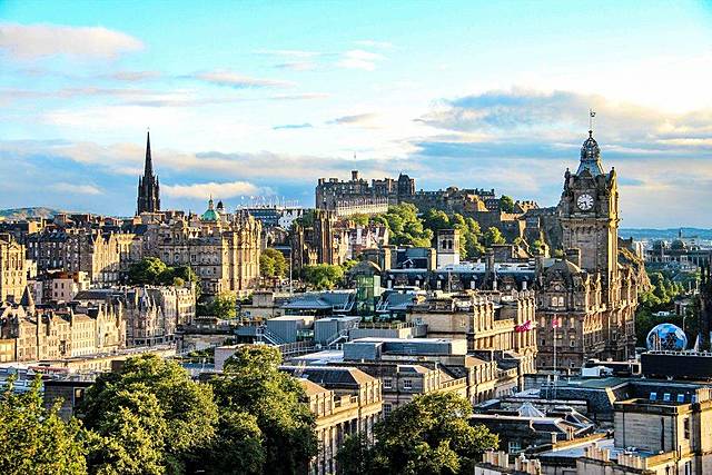 Comienza a estudiar medicina en Edimburgo