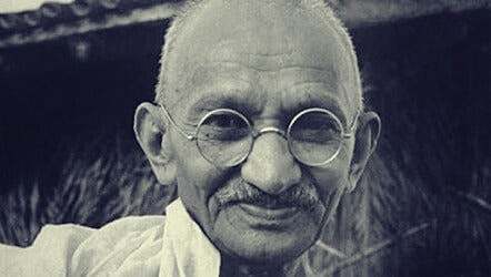 Nace Mohandas Gandhi