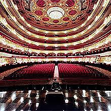 Llançament de 2 bombes des del 5è pis del Liceu.