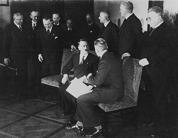 Hitler ökar i mandat / Kommer in riksdagen.