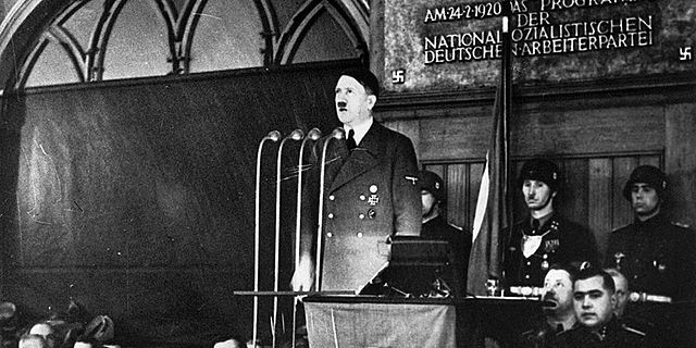 Hitler börjar hålla tal.