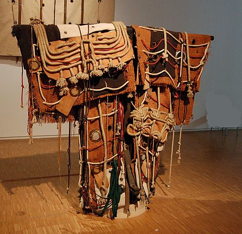 Prof - Chasseur de peaux / Etienne Martin: "Le manteau / Demeure N°5" (Tissus, passementeries, cordes, cuir, métal, enveloppe en toile de bâche et cuir, 250 x 230 x 75 cm, Musée national d'Art Moderne, Centre Pompidou, Paris)