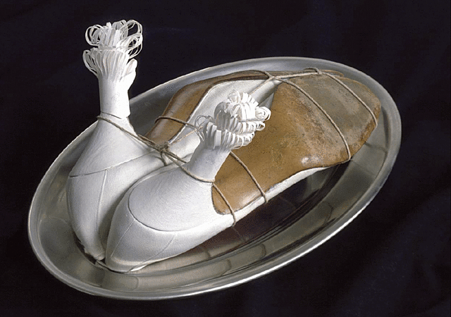 Prof - Le détournement du réel / Meret Oppenheim: "Ma gouvernante" (une paire de souliers ficelés comme un rôti et posés renversés sur un plat en argent, Moderna Museet Stockholm, Suède)