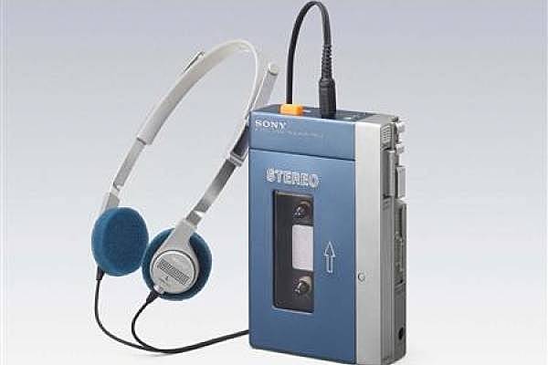 Sony lanza el primer walkman.