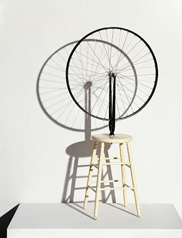 Clélia - Le socle / Marcel Duchamp: "Roue de bicyclette" (1913/1964. Roue de bicyclette sur un tabouret, métal, bois peint. Centre Pompidou, Paris)