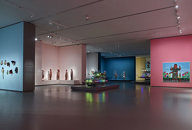 Clelia - Comment exposer ce qui n'est pas solide /&nbsp;Romuald Hazoumé: «&nbsp;Art Afrique &nbsp;» (Fondation Louis Vitton, Paris_26.04.2017/04.092017_sculpture réalisée a partir de matériaux de récupération-verre,pétrole)