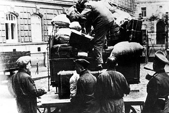 Jew are evacuated out of Vienna