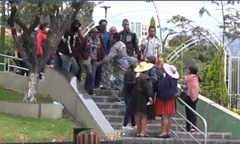 Resistencia Kochala desaloja con violencia a mujeres de pollera y hombres de una plazuela