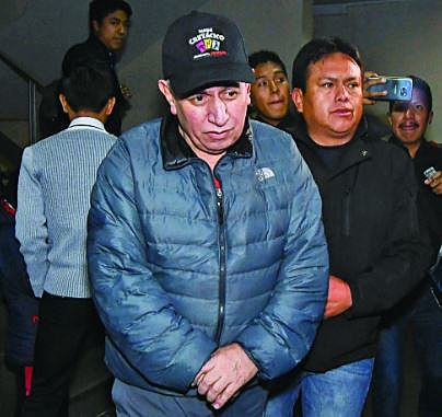 Tras 69 días, Costas sale de San Pedro y no debe acercarse al TSE