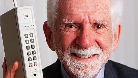 Se realiza la primera llamada usando un teléfono móvil.