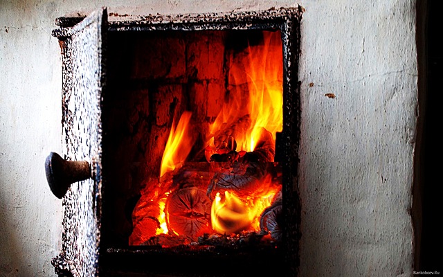 At 1:00 am a spark set fire to the straw on the floor of the bakery. The family was trapped upstairs but managed to climb from an upstairs window to the house next door, except for a maidservant who was too frightened to try, who became the first victim.