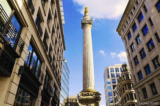 the monument, installed in the center of London, is a Roman column with a height of 61.57 meters, built in 1671-1677 by the architect Christopher Wren and the scientist Robert Hooke. The monument is the world's tallest free standing column.