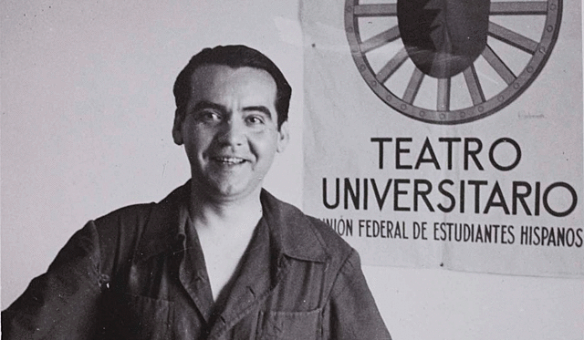 Vuelve a España y representa obras teatrales por diferentes ciudades.