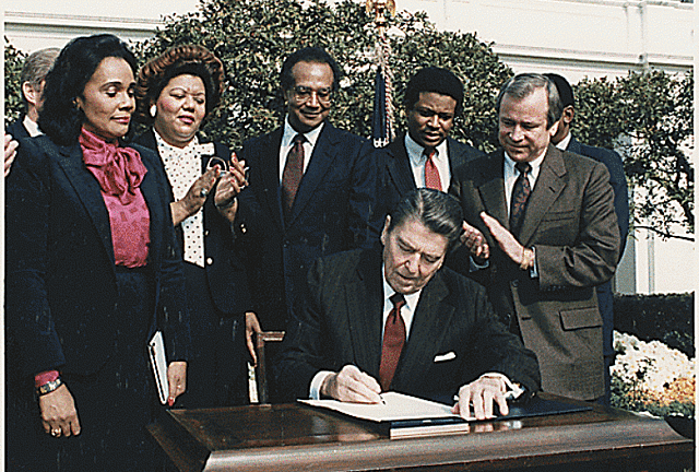 Presidente Ronald Reagan firmó en ley un día especial,  día de martin luther king jr