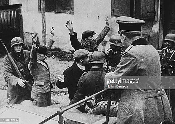 Gestapo come to search the house and Vladek flees