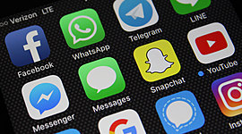 Timeline: Historia de las Apps. Una App es cualquier programa informático que ejecuta un dispositivo electrónico para realizar una tarea, mostrar información e interpretarla o brindar un servicio.