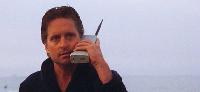 Telefono móvil en pantalla de cine