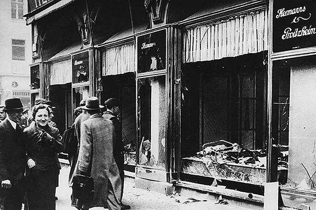 Nit dels Vidres Trencats. Annexió d'Austria. Conferència de Munic / Romania: dictadura de Carles II