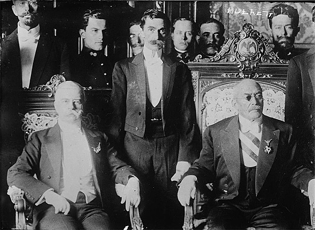 Huerta deja el país y Carranza entra