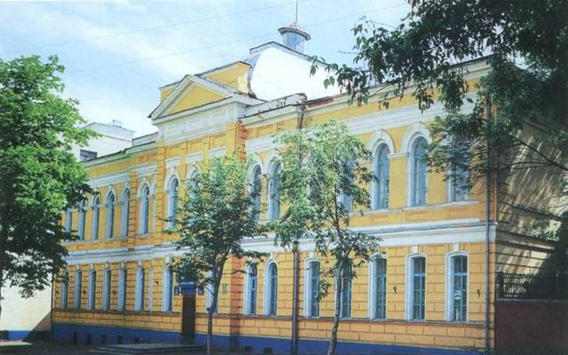 Поступил в гимназию