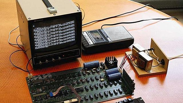 Creacion del apple l por Steve Jobs y Steve Wozniak.