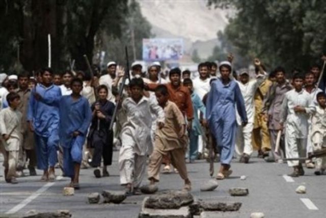 Massive anti-war demonstrations held in the U.S.