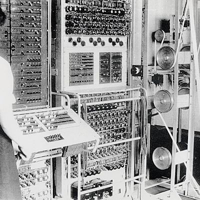 Timeline: Las máquinas Colossus fueron los primeros dispositivos calculadores electrónicos usados por los británicos para leer las comunicaciones cifradas alemanas durante la Segunda Guerra Mundial. Colossus fue uno de los primeros computadores digitales.