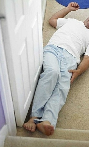 Manifestación de hemiparesia con consecuente incapacidad para la marcha