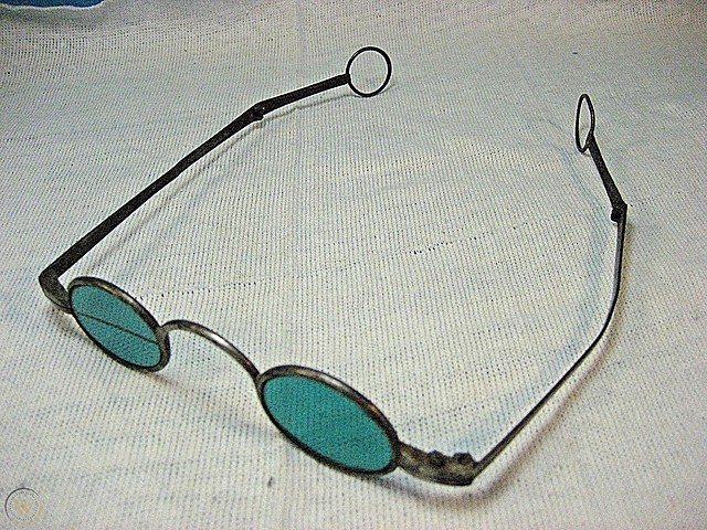 James Ayscough y sus lentes teñidos de azul y verde