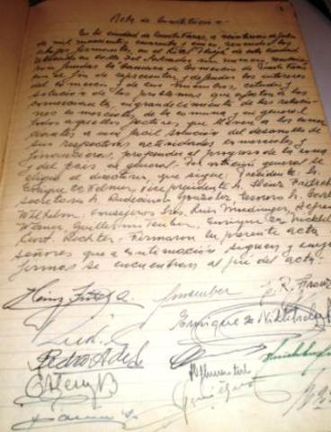 CONSTITUCIÓN DE 1945:      En el marco la Revolución de octubre de 1944, que se abolieron las normas que establecían el trabajo obligatorio de los indígenas en las fincas, y normas afines. Esta Constitución, por primera vez en la vida republicana, reconoc