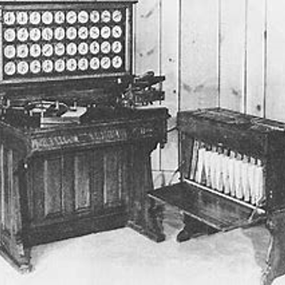 Timeline: el ingeniero mecánico Herman Hollerith (1860-1929) diseñó un sistema compuesto de una lectora eléctrica de tarjetas perforadoras, una clasificadora rudimentaria y una unidad tabuladora para realizar las sumas e imprimir los resultados.