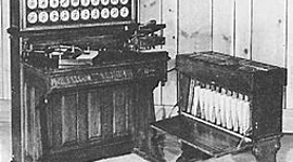 Timeline: el ingeniero mecánico Herman Hollerith (1860-1929) diseñó un sistema compuesto de una lectora eléctrica de tarjetas perforadoras, una clasificadora rudimentaria y una unidad tabuladora para realizar las sumas e imprimir los resultados.