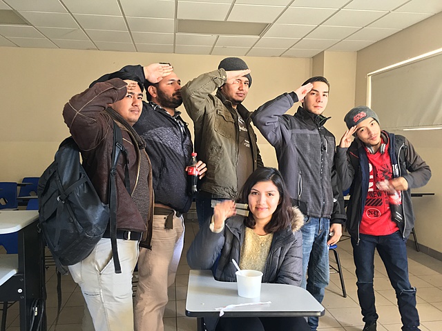 Rebeca Aprendió a usar los palillos Chinos