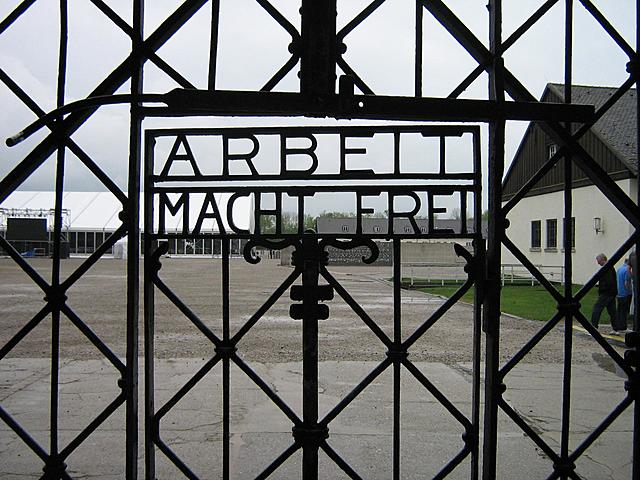 Inaguració del primer camp de concentració