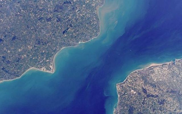 A través del Canal de la Mancha