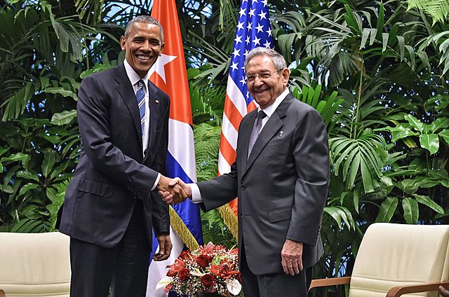 El presidente estadounidense Barack Obama y Raúl Castro restablecen los lazos diplomáticos entre los dos países.