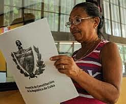 Cuba adopta una nueva constitución presentada por Miguel Díaz-Canel.