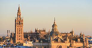 Se comienza a construir la Giralda de Sevilla