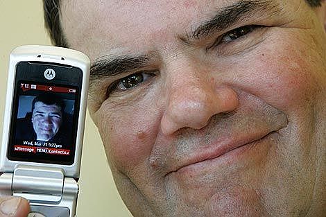 Développement du premier téléphone portable capable de prendre des photographies par Philippe Kahn