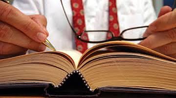 La comprensión o interpretación de las reglas aplicables al caso