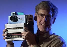 Kodak met au point un prototype d’appareil photo digital. L’enregistrement - sur cassette à bande magnétique - prenait 23 secondes.