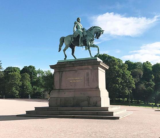 Rytterstatuen av Karl Johan blir avduket i oslo